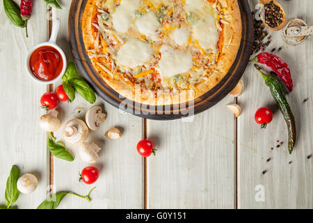 Rustikale Pizza mit vielen Arten von Käse. Serviert auf Vintage Holztisch Stockfoto