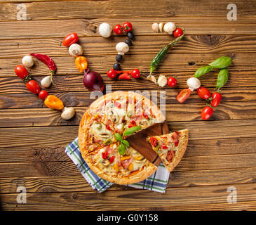 Rustikale Pizza Pizza-Text oben aus frischen Zutaten hergestellt. Serviert auf Vintage Holztisch Stockfoto