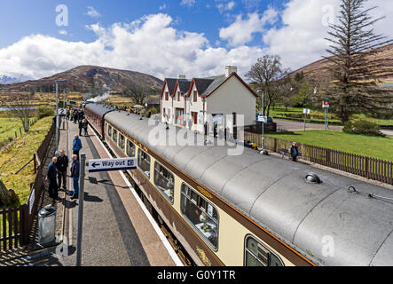 Stannier schwarz 5 Dampfmaschine 44871 auf Großbritannien 9 Tour in Achnasheen Highland Schottland am Tag Reise nach Kyle of Lochalsh Stockfoto