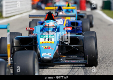 Misano Adriatico, Italien - 10. April 2016: A Tatuus F4 T014 Abarth von Jenzer Motorsport Team, angetrieben von Van Uitert Job Stockfoto