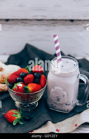 Glas der Sommer Obst-Smoothie mit Erdbeeren und Heidelbeeren Stockfoto