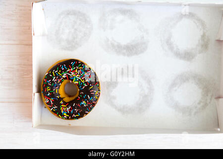 Donut mit Schokoladenglasur in einer box Stockfoto