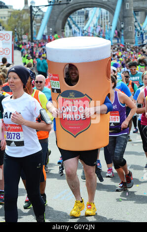 Lustige Läufer während des London-Marathons 2016 Stockfoto