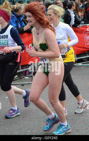 Lustige Läufer während des London-Marathons 2016 Stockfoto