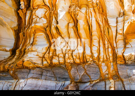 Australien, New South Wales, Central Coast, Bouddi Nationalpark, vertikale Schichten des sedimentären Sandstein im Maitland Bay Stockfoto