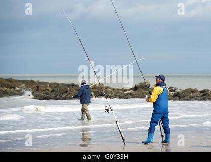 Zwei Männer stehen am Strand Angeln, Ostsee Stockfoto