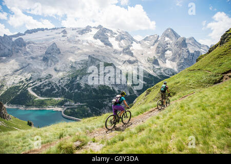 Mann und Frau Mountainbike-Touren in der Nähe von Marmolada Gletscher, Dolomiten, Italien Stockfoto