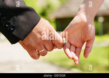 Closeup Hände von ein paar Held zusammen Schwerpunkt Ring. Stockfoto