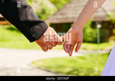 Closeup Hände von ein paar Held zusammen Schwerpunkt Ring. Stockfoto