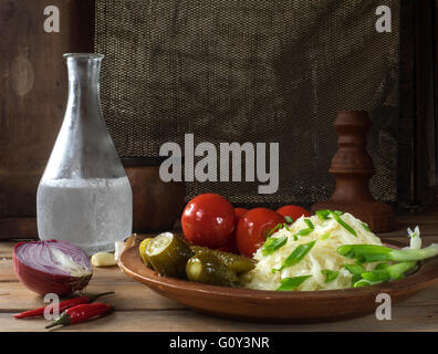 Sauerkraut, eingelegte Tomaten und Gurken Stockfoto