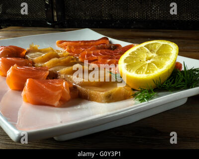 Scheiben von Lachs und starry Stör Fisch auf Teller, Ukraine Stockfoto