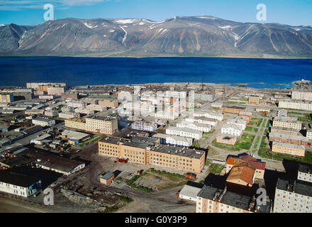 Luftaufnahme von entlegenen sibirischen Hafen Stadt von Egvekinot; Magadan Region; Bering-Meer; Russischen Föderation; ehemaligen Sowjetunion UdSSR Stockfoto