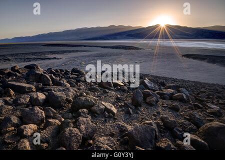 Sonnenuntergang über Badwater Becken, Death Valley National Park, Kalifornien, USA Stockfoto