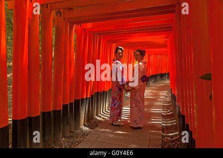 Zwei Frauen in Kimono von Fushimi Inari Torii in Kyoto, Japan. Stockfoto
