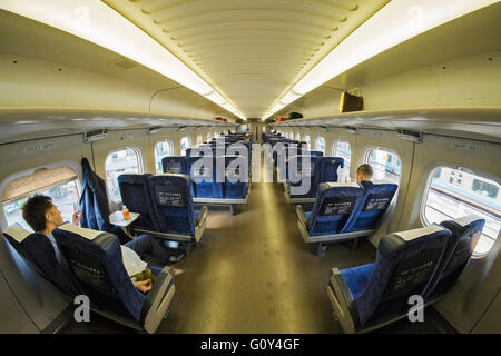 Im Inneren einer N700 Klasse Shinkansen-Hochgeschwindigkeitszug. Stockfoto