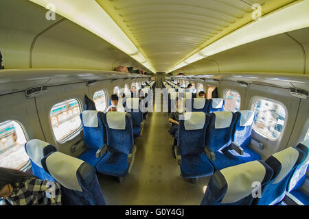 Im Inneren einer N700 Klasse Shinkansen-Hochgeschwindigkeitszug. Stockfoto