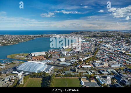 Logan Park, Forsyth Barr Stadium und Otago Harbour, Dunedin, Südinsel, Neuseeland - Antenne Stockfoto
