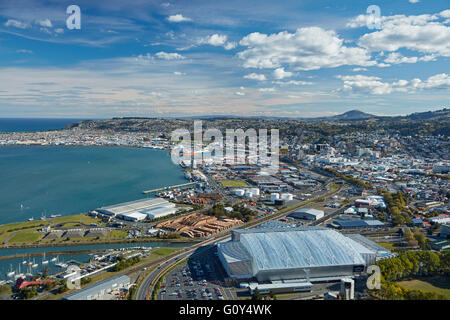 Logan Park, Forsyth Barr Stadium und Otago Harbour, Dunedin, Südinsel, Neuseeland - Antenne Stockfoto