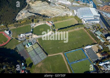 Sportplätze im Logan Park und Forsyth Barr Stadium, Dunedin, Südinsel, Neuseeland - Antenne Stockfoto