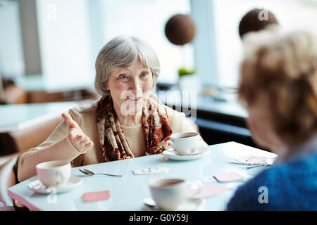 Streit beim Karten spielen Stockfoto