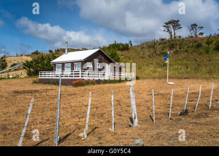 Ein Landhaus auf der Straße von Magellan in der Nähe von Punta Arenas, Patagonien, Chile, Südamerika. Stockfoto