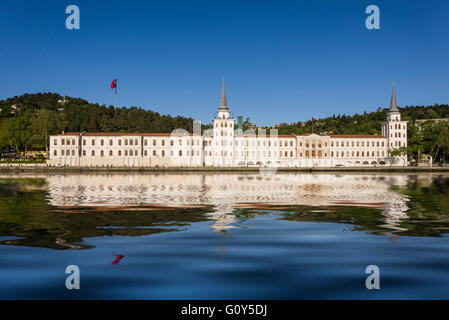 Istanbul, Türkei - 21. April 2016. Quellen militärische Gymnasium mit einer Reflexion über das Meer. Reflexion ist computergenerierten Stockfoto