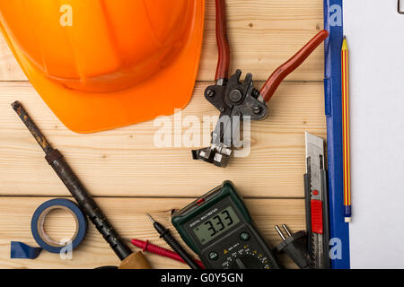 Aufbau der verschiedenen Hand- und Elektrowerkzeuge auf einem Holztisch Stockfoto