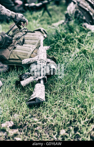 militärische Waffe Gewehr close-up auf dem grünen Rasen Stockfoto