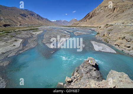 Spiti Fluss fließt durch das Hochgebirge Himalaya Tal 4270 Meter, in der Nähe von Kaza, Lahaul und Spiti, Himachal Pradesh Stockfoto