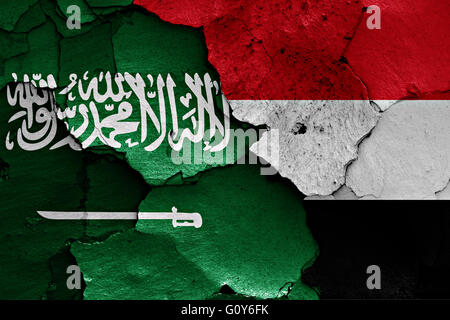 Flagge von Saudi-Arabien und Jemen auf rissige Wand gemalt Stockfoto