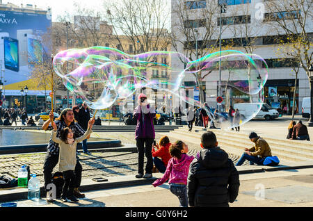 Straßenkünstler bläst Seifenblasen in Plaça de Catalunya Barcelona Katalonien Spanien Stockfoto