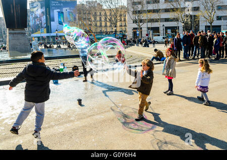 Straßenkünstler bläst Seifenblasen in Plaça de Catalunya Barcelona Katalonien Spanien Stockfoto