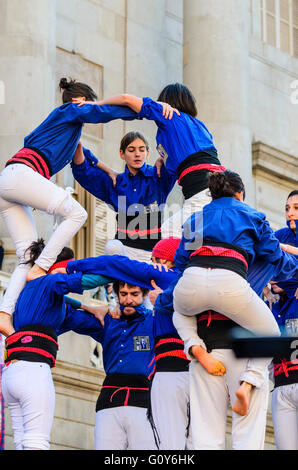 Die Castellers bauen menschlichen Türme in Barcelona Katalonien Spanien, eine unverwechselbare regionale tradition Stockfoto