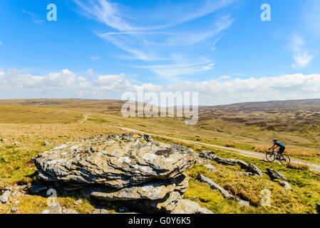 Radfahrer auf dem richtigen Weg in der Bowland Fells Lancashire verschieden bekannt als Salter Weg fiel Salter Road oder Hornby Road Stockfoto