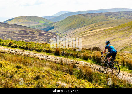 Radfahrer auf dem richtigen Weg in der Bowland Fells Lancashire verschieden bekannt als Salter Weg fiel Salter Road oder Hornby Road Stockfoto