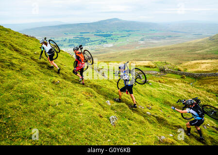 Fahrer, die Ingleborough im 2015 drei Zinnen Cyclocross Rennen, eine jährliche Veranstaltung über drei Yorkshire Berge aufsteigend Stockfoto