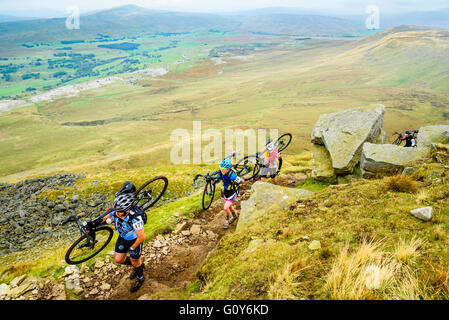 Fahrer, die Ingleborough im 2015 drei Zinnen Cyclocross Rennen, eine jährliche Veranstaltung über drei Yorkshire Berge aufsteigend Stockfoto