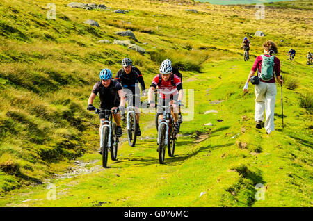 Mountainbiker und Wanderer teilen einen Track auf der nördlichen Carneddau Snowdonia Wales Stockfoto