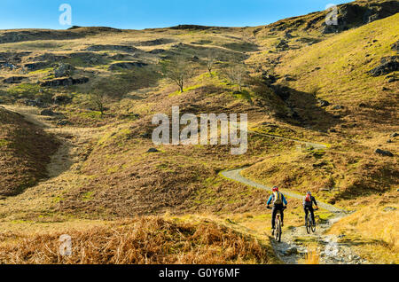 Mountainbiker auf der Steigung von Garburn Pass oben Kentmere im Lake District Stockfoto