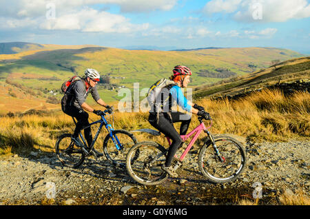 Mountainbiker auf der Steigung von Garburn Pass oben Kentmere im Lake District Stockfoto