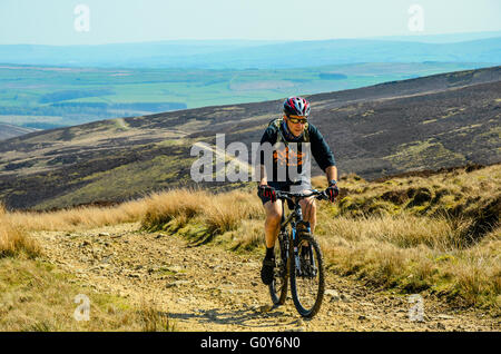 Mountainbiker auf dem richtigen Weg in der Bowland Fells Lancashire verschieden bekannt als Salter Weg fiel Salter Road oder Hornby Road Stockfoto