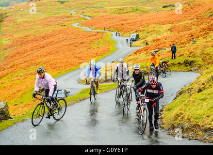 Fahrer Hardknott Pass aufsteigen, während Fred Whitton Challenge, eine 180km/112 Meile sportliche Fahrt im englischen Lake District Stockfoto