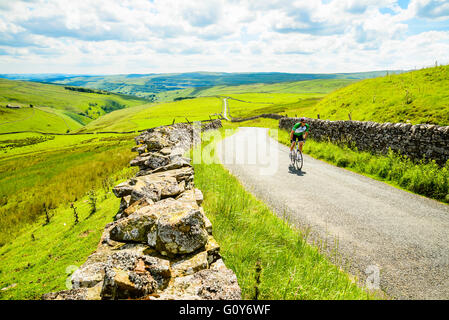 Radfahrer im oberen Bereich der Steigung von Park Hautausschlag über Wharfedale in Yorkshire Stockfoto