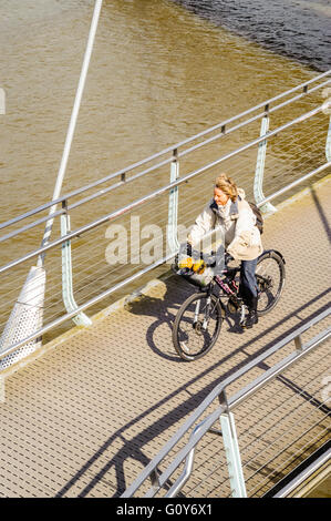 Radfahrer auf die Millennium Brücke über den Fluß Lune in Lancaster, Lancashire Stockfoto