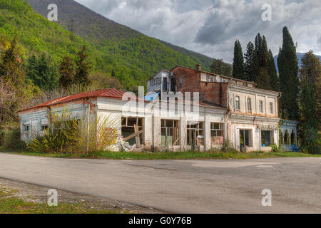 Verlassenes Restaurant 'gagra' auf dem Hintergrund der Berghänge, HDR-Verarbeitung, gagra, Abchasien, Georgien Stockfoto