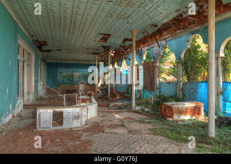 Innenraum eines verlassenen baufälligen Restaurant 'gagra', Abchasien, HDR-Verarbeitung Stockfoto