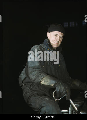 Arbeiter im Ringlokschuppen in Chicago & nordwestlichen Transportunternehmen, Vorbehalt Yards, Melrose Park, Illinois, USA, von Jack Delano für Büro der Krieg-Informationen, ca. 1942 Stockfoto