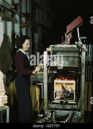 Arbeiter, die Maschine für Kisten im Koop-Modus Orange Fleischkombinat, Redlands, Kalifornien, USA, von Jack Delano für Farm Security Administration/Office of War Information, circa 1943 Tops anziehen Stockfoto