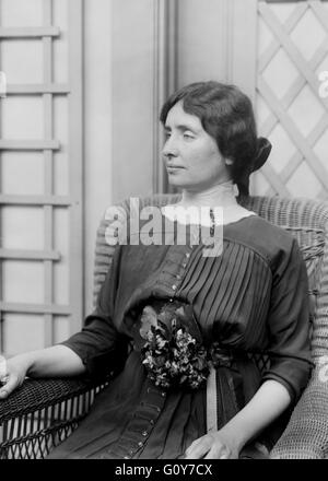 Helen Keller (1880-1968), amerikanische Autorin, Behindertenrechtsanwältin und politische Aktivistin, halblanges Sitzporträt, Bain News Service, 1913 Stockfoto