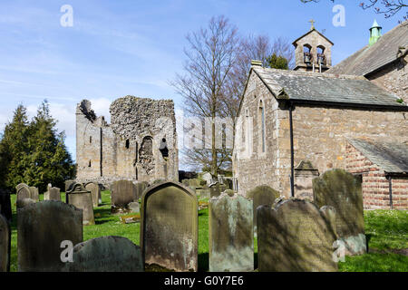 Pfarrkirche St Giles und Bowes Schloß, Bowes Dorf, Teesdale, County Durham, Großbritannien Stockfoto